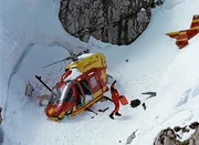 Der Medicopter ist &uuml;ber einem Gletscher abgest&uuml;rzt. W&auml;hrend Pilotin Biggi und Not&auml;rztin Dr. Kollmann noch schwer verletzt im Hubschrauber sitzen, versucht Sanit&auml;ter Ralf (Wolfgang Krewe) nahende Hilfe herbeizuwinken...