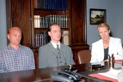Rechtsanwalt Schubert (Karl-Heinz von Liebezeit, Mi.) versucht seinen Mandanten Wieland (Ulrich Gebauer, li.), den Hauptverdächtigen, aus der Untersuchungshaft freizubekommen (re. Britta Schmeling). Rechtsanwalt Schubert (Karl-Heinz von Liebezeit, Mi.) versucht seinen Mandanten Wieland (Ulrich Gebauer, li.), den Hauptverdächtigen, aus der Untersuchungshaft freizubekommen (re. Britta Schmeling).