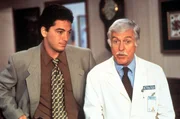 Dr. Jack Stewart (Scott Baio, l.); Dr. Mark Sloan (Dick Van Dyke, r.)