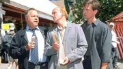 Die beiden Kommissare Kehler (Wolfgang Bathke, l.) und Bonhoff (Wolfgang Krewe, r.) sind sich sicher, dass Stra&szlig;enh&auml;ndler Wieland (Ulrich Gebauer) etwas mit den Vergewaltigungen und dem Mord zu tun hat.