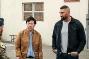 L-R: Ken Jeong als Kim und Dave Bautista als JJ