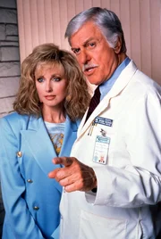 Pamela (Morgan Fairchild, l.); Dr. Mark Sloan (Dick Van Dyke, r.)