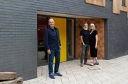 V.l.: Kevin McCloud, Olaf und Fritha.