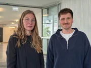 Die Psychologin Prof. Dr. Johanna L&ouml;chner von der Friedrich-Alexander-Universit&auml;t Erlangen erforscht, wie Kindern und Jugendlichen pr&auml;ventiv geholfen werden kann, deren Eltern an einer Depression erkrankt sind. Rechts: Moderator Frank Seibert.