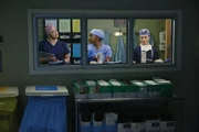 Sind schockiert über den Tod von Derek: Callie (Sara Ramirez, l.), Stephanie (Jerrika Hinton, M.) und Amelia (Caterina Scorsone, r.) ... Sind schockiert über den Tod von Derek: Callie (Sara Ramirez, l.), Stephanie (Jerrika Hinton, M.) und Amelia (Caterina Scorsone, r.) ...