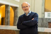 Harald Lesch zeigt auf, weshalb unser Gehirn auf die Bedrohungen unserer Zeit nur begrenzt vorbereitet ist – und wie wir uns dennoch nicht von der Angst überwältigen lassen. Harald Lesch zeigt auf, weshalb unser Gehirn auf die Bedrohungen unserer Zeit nur begrenzt vorbereitet ist – und wie wir uns dennoch nicht von der Angst überwältigen lassen.