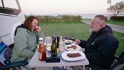 Kultkoberer Fabian sucht w&auml;hrenddessen gemeinsam mit Ehefrau Franzi nach Erholung fernab des Kiezes. Das Paar befindet sich im ersten gemeinsamen Campingurlaub an der Ostsee. Doch zwischen Zelt, Natur und ungewohnter N&auml;he warten mehr Herausforderungen als gedacht.