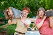 Vor der k&ouml;rperlichen Arbeit hat Frieda (links) am meisten Respekt. Doch wie sich herausstellt, wird Sexismus auf dem Bau ihre gr&ouml;&szlig;te Herausforderung werden.
