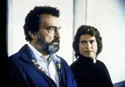 Jonathan (Michael Landon, r.) und Mark (Victor French) wollen Lizzy helfen, aber sie wissen nicht wie.