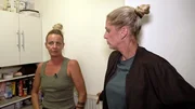 Nana (li.) und Mel (re.) eben seit zwei Monaten in beengten Verh&auml;ltnissen, da sie ihre beiden Haushalte in Mels Wohnung vereint haben. Nana empfindet diese Situation als herausfordernd, weil ihr Ordnung sehr wichtig ist.