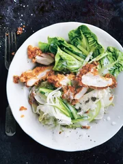S&uuml;dlicher knuspriger H&auml;hnchen-Salat mit Buttermilch-Dressing.