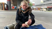Dringend Hilfe braucht auch die schwerst alkoholabh&auml;ngige Julia. Die f&uuml;nffache Mutter bekommt von den Helfern Zelt und Isomatte. Doch allein mit materieller Hilfe ist es nicht getan...