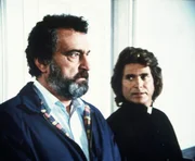 Jonathan (Michael Landon, r.) und Mark (Victor French, l.) wollen Lizzy helfen, doch sie wissen noch nicht wie.