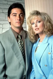 Dr. Jack Stewart (Scott Baio, l.); Pamela Dorn (Morgan Fairchild, r.)