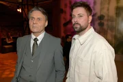 Gerner (Wolfgang Bahro, l.) und John (Felix von Jascheroff) hoffen, dass Zoe endlich festgenommen wird.