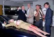 Die Kommissare Bonhoff (Wolfgang Krewe, re.) und Bathke (Wolfgang Bathke, 2.v.re.), der Gerichtsmediziner Duhler (Klaus Schindler, 2.v.li.) und Staatsanwalt Lotze (Henry van Lyck) untersuchen den Mord an einer jungen Frau (Komparsin).