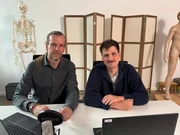 Prof. Dr. Bj&ouml;rn Schuller (links), Professor f&uuml;r KI im Gesundheitswesen, TUM Klinikum Rechts der Isar in M&uuml;nchen, entwickelt mit Hilfe von KI eine App, die rechtzeitig erkennen soll, ob Kinder und Jugendliche Gefahr laufen, an einer Depression zu erkranken. Rechts: Moderator Frank Seibert.