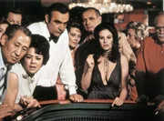 In Las Vegas spielt James Bond (Sean Connery) nicht nur am W&uuml;rfeltisch, sondern auch mit dem Herzen von Plenty O'Toole (Lana Wood).