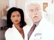 Mark (Dick Van Dyke, r.) und Amanda (Victoria Rowell, l.) ist eine Leiche abhanden gekommen. Mark (Dick Van Dyke, r.) und Amanda (Victoria Rowell, l.) ist eine Leiche abhanden gekommen.