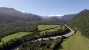 Ein einsames Flusstal und Gletscher in Patagonien.