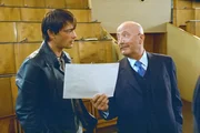 Eigentlich l&auml;uft in Marks (Jan Sosniok, l.) Leben alles perfekt. Er ist ein gut aussehender, erfolgreicher Logop&auml;de, der bei Professor Schwerdfeger (Wolf-Dietrich Berg, r.) die n&ouml;tige Unterst&uuml;tzung erh&auml;lt. W&auml;re da nicht sein gro&szlig;es kleines Problem ...