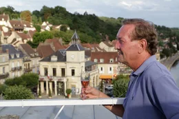 Martin Walker &uuml;ber den D&auml;chern von Le Bugue, jener Kleinstadt die seinem fiktiven Romanschauplatz &bdquo;Saint Denis&ldquo; zum Gro&szlig;teil als Vorbild dient.