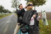 Blinde Kuh der besonderen Art: Eva (Lisa Martinek) erkl&auml;rt Rainer (Thomas Heinze), dass sie das Versteck der Entf&uuml;hrer mit Hilfe ihres Geh&ouml;rs wiederfinden will.