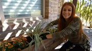 Bourda House - Jenn Todryk Portrait mit Au&szlig;en-Garten.
