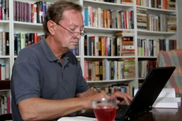 Martin Walker an seinem Schreibtisch. Vier &bdquo;Bruno&ldquo;-Romane sind bereits auf Deutsch erschienen. Walker arbeitet am sechsten Roman auf Englisch.
