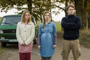Eva Kl&uuml;ber (Lisa Martinek, l.), Ida (Anna Herrmann, M.) und Franz (Rafael Gareisen, r.) planen die &Uuml;bergabe des L&ouml;segeldes.