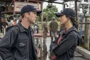 Christopher LaSalle (Lucas Black, l.); Hannah Khoury (Necar Zadegan, r.)