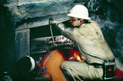 Wettlauf gegen die Zeit &ndash; Rod Slater (Roger Moore) versucht, die Mine und das Leben der eingeschlossenen Arbeiter vor der &Uuml;berschwemmung zu retten.
