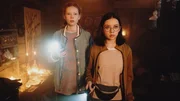 Franzi (Bella Bading) und (Kim Purnima Gr&auml;tz) auf Spurensuche im Hexenhaus.