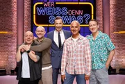 Moderator Kai Pflaume (M.) und seine Rateteam-Kapit&auml;ne Bernhard Ho&euml;cker (l.) und Wotan Wilke M&ouml;hring (r.) begr&uuml;&szlig;en in dieser Sendung den Schauspieler und Drehbuchautor J&uuml;rgen Vogel (2.v.l.) und den Schauspieler und Komiker Christoph Maria Herbst (2.v.r.).