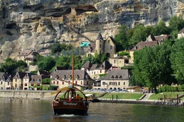 Der malerische Ort von La Roque-Gageac. Von hier aus kann man eine Bootsfahrt auf der Dordogne unternehmen.
