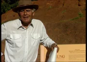 Blacky Fuchsberger versteht nicht, warum Touristen auf den Uluru klettern m&uuml;ssen.