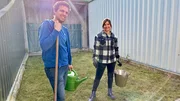 In der Vogel-Auffangsstation Regenstauf darf Anna (Annika Preil, r.) Ferdinand (Ferdinand Baer, l.) helfen, sich um die Uhus zu k&uuml;mmern.