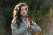 Nancy (Helen Woigk) beim Yoga im Park.
