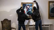 Wissen genau, welche Bilde sie rauben wollen: Die R&auml;uber nehmen sich das Bild &laquo;Der Knabe mit der roten Weste&raquo; von Paul Cezanne.