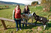 Anna mit Ziegenhalterin Caro auf der großen Weide. Anna mit Ziegenhalterin Caro auf der großen Weide.