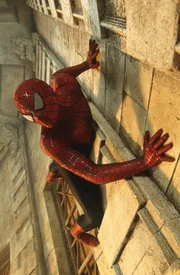 Seine Sinne sch&auml;rfen sich, wenn Gefahr droht. Er kann selbst die steilsten W&auml;nde hochklettern und unglaubliche Distanzen &uuml;berspringen. Und er ist in der Lage, Netzfl&uuml;ssigkeit abzusondern - Peter Parker (Tobey Maguire) hat die Kr&auml;fte einer Spinne!