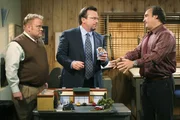 Jim (Jim Belushi, re.) und Andy (Larry Joe Campbell, li.) m&uuml;ssen sich um einen ganz besonderen Kunden (Tom Arnold, mi.) bem&uuml;hen...