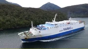 Fährschiff Eden fährt durch Patagoniens enge Fjorde.