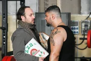 Max (Felix Knopp, l.) passt so gar nicht in das Fitnessstudio...was Murat (Imad Mardnli, r.) im unmissverst&auml;ndlich klar macht.