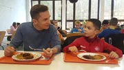 Lange Pausen haben die Leistungssport-Sch&uuml;ler an der Eliteschule in Kaiserslautern nie. Neben Training m&uuml;ssen Unterricht, Lernzeiten und nat&uuml;rlich gesunde Ern&auml;hrung unter einen Hut gebracht werden. Fu&szlig;ballnachwuchs-Talent Tyler trifft sich mit "PUR+"-Moderator Eric Mayer f&uuml;r ein kurzes Mittagessen in der Mensa des Internats, denn gleich steht das n&auml;chste Training an. Der Zehnj&auml;hrige muss seine Termine alle selbst im Auge behalten.