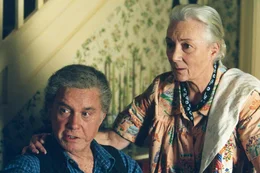 Onkel Ben (Cliff Robertson, l.) und Tante May (Rosemary Harris, r.) trauen ihren Augen kaum! Kann ihr Neffe tats&auml;chlich die W&auml;nde hoch krabbeln?; Onkel Ben (Cliff Robertson, l.) und Tante May (Rosemary Harris, r.) trauen ihren Augen kaum! Kann ihr Neffe tats&auml;chlich die W&auml;nde hoch krabbeln?