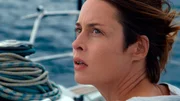 Rike (Susanne Wolff, Bild) alleine mit ihrem Segelboot in See.