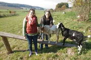 Anna mit Ziegenhalterin Caro auf der großen Weide. Anna mit Ziegenhalterin Caro auf der großen Weide.