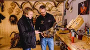 „Das Wachtkreuz“: Max Müller trifft Maskenschnitzer Martin Westreicher und erfährt den Grund für die teufelsähnliche Verkleidung der Männer. „Das Wachtkreuz“: Max Müller trifft Maskenschnitzer Martin Westreicher und erfährt den Grund für die teufelsähnliche Verkleidung der Männer.