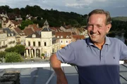 Martin Walker &uuml;ber den D&auml;chern von Le Bugue, jener Kleinstadt die seinem fiktiven Romanschauplatz &bdquo;Saint Denis&ldquo; zum Gro&szlig;teil als Vorbild dient.